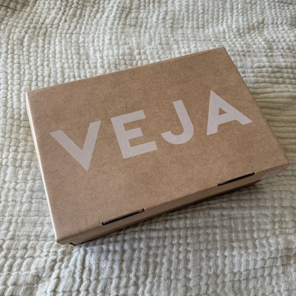 NIB Veja V-10 B-Mesh White Marsala Burgundy Brittany Sneakers - Picture 4 of 4